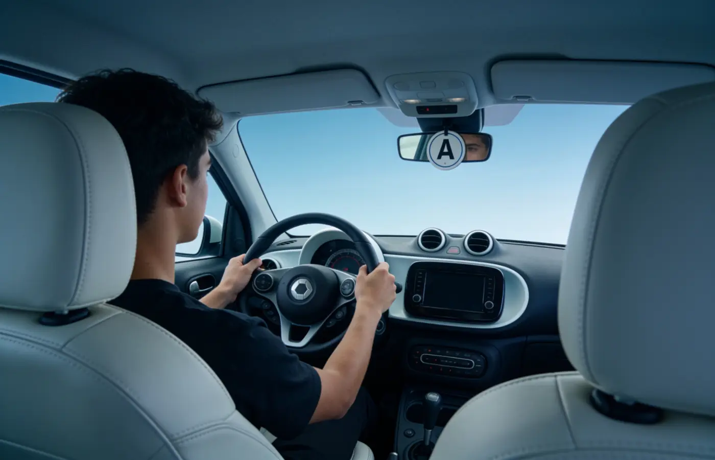 Jeune conducteur au volant avec disque A